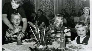 Nicht nur die Kinder waren vergnügt bei der Weihnachtsfeier des Clubs Unter uns im Dezember 1960.