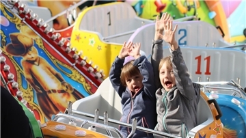 Nicht nur diese beiden Kinder hatten beim Zevener Stadtzauber am Wochenende ihren Spaß.