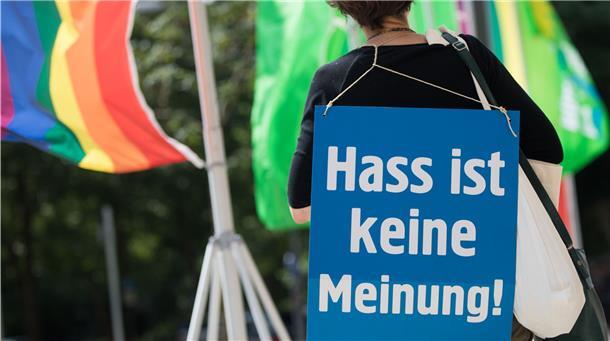 Nicht nur im Internet werden Kommunalpolitiker mit Hass und Hetze konfrontiert.