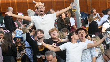 Gäste feiern im Biergarten des Hofbräuzelt auf dem Oktoberfest. Die 190. Wiesn findet vom 20. September bis 5. Oktober auf der Münchner Theresienwiese statt.