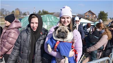Nicht ohne meinen Hund: Diese zwei ukrainischen Jugendlichen wollten ihren Mops nicht in der kriegszerrütteten Heimat zurücklassen.