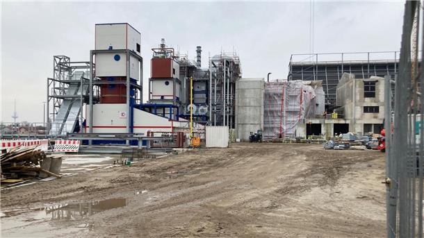 „Nicht unzufrieden“ sei man, betont die Projektleitung auf die Frage nach Fortschritten auf der Holzheizkraftwerk-Baustelle im Hafen.