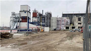 „Nicht unzufrieden“ sei man, betont die Projektleitung auf die Frage nach Fortschritten auf der Holzheizkraftwerk-Baustelle im Hafen.