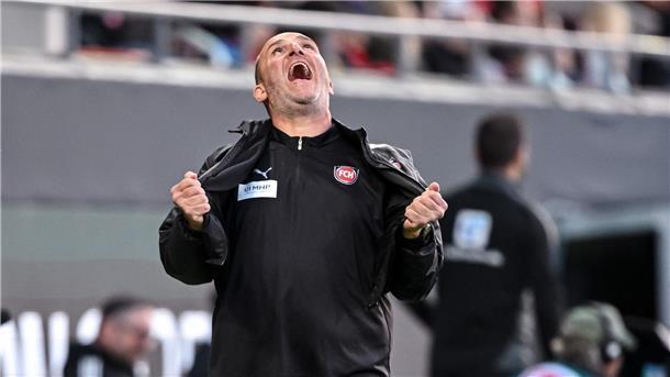 Nichts für schwache Nerven: Heidenheims Trainer Frank Schmidt beim Hinspiel.
