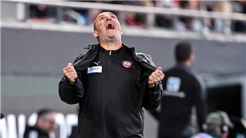 Nichts für schwache Nerven: Heidenheims Trainer Frank Schmidt beim Hinspiel.