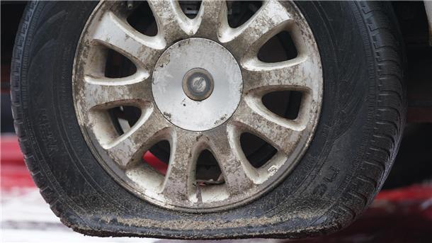 Brake: Unbekannte zerstechen bei drei Autos Reifen platter Autoreifen