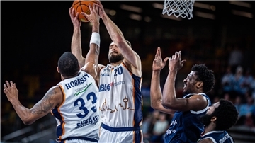 Die Eisbären sind wieder im Playoff-Geschäft Nick Hornsby (links) und Hendrik Drescher schnappen sich den Ball vor Raynere Thornton und Keith Williams.