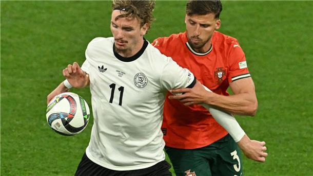 Nagelsmann denkt um: Woltemade bleibt beim A-Team Nick Woltemade (l) hatte bei seinem Länderspiel-Debüt gegen Portugals Abwehrrecken einen schweren Stand.