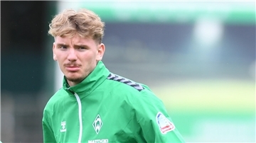 Fußballspieler Nick Woltemade, Mann mit Schnurrbart in grüner Trainingsjacke