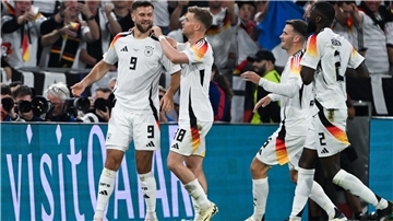 Die deutschen Nationalspieler freuen sich über ein Tor.
