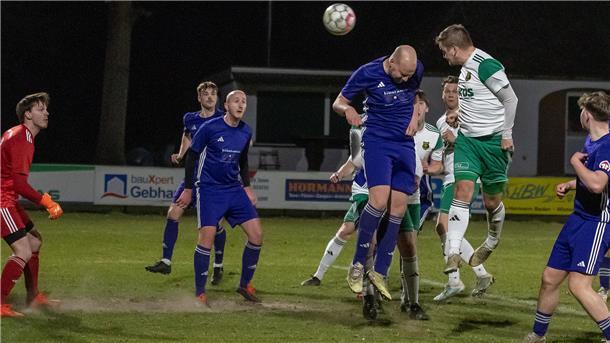 Nico Finke steigt in dieser Szene am höchsten und erzielt das 2:1 für den Heeslinger SC II.