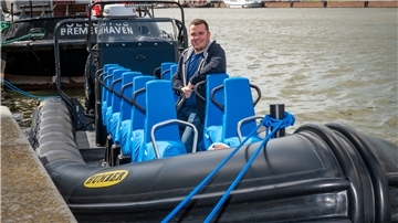 Nico Flathmann startet neue Bootstouren. Mit seinem Unternehmen „Ribtide“ geht es auf die Weser.