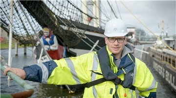 Nico Kleinert ist unter das Schiff getaucht.