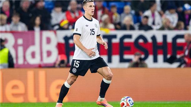 Beim Thema FC Bayern wird BVB-Profi Schlotterbeck wortkarg Nico Schlotterbeck am Ball bei seinem Länderspiel-Comeback gegen Luxemburg.