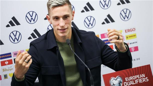 Beim Thema FC Bayern wird BVB-Profi Schlotterbeck wortkarg Nico Schlotterbeck spricht im Windsor Park von Belfast.