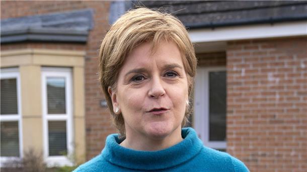 Nicola Sturgeon, die ehemalige Vorsitzende der Scottish National Party (SNP), vor ihrem Wohnhaus in Glasgow.