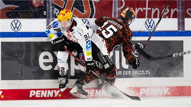 Nicolas Appendino von den Fischtown Pinguins (links) und Robert Kneisler von den Grizzlys Wolfsburg im Zweikampf des spannenden Nordderbys der Deutschen Eishockey-Liga.