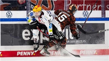 Nicolas Appendino von den Fischtown Pinguins (links) und Robert Kneisler von den Grizzlys Wolfsburg im Zweikampf des spannenden Nordderbys der Deutschen Eishockey-Liga.