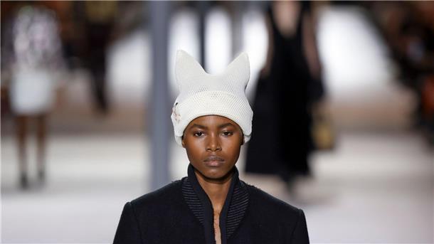 Nicolas Ghesquière feiert zehn Jahre bei Louis Vuitton Nicolas Ghesquière nimmt es mit Humor: Seine Strickmützen hat der Designer mit „Katzenohren“ versehen.