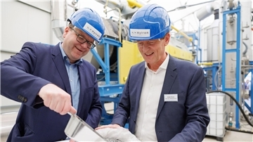 Niedersachens Umweltminister Christian Meyer (l) und Lingens Bürgermeister Dieter Krone bei der Inbetriebnahme der Wasserstoff-Direktreduktionsanlage.