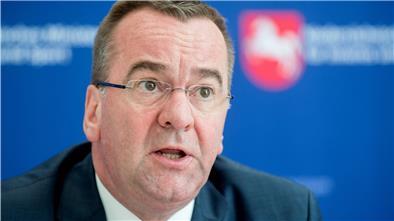 Niedersachsen Innenminister Boris Pistorius (SPD) spricht im Interview über Pläne, künftig Polizeianwärter durch den Verfassungsschutz prüfen zu lassen.