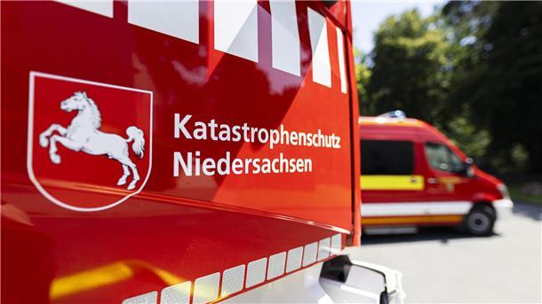 Der Schriftzug «Katastrophenschutz Niedersachsen» steht auf einem Fahrzeug.