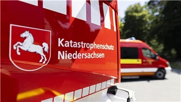 Der Schriftzug «Katastrophenschutz Niedersachsen» steht auf einem Fahrzeug.