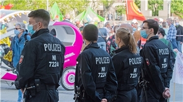 Niedersachsen überlegt, dem Beispiel Brandenburgs zu folgen, und einen Verfassungstreue-Check vor Einstellungen und Beförderungen im Polizeidienst einzuführen.