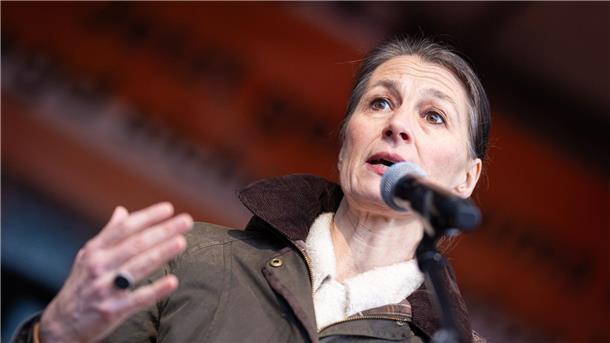 „Jagd ist Naturschutz“ - Jäger protestieren gegen Änderungen Niedersachsens Agrarministerin Miriam Staudte (Grüne) sprach zu den Demonstranten.
