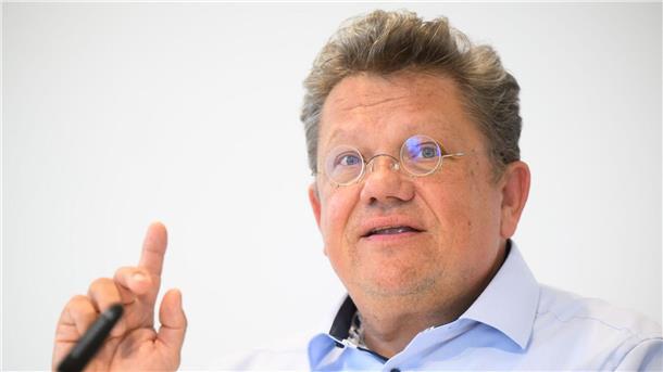 Gesundheitschecks in Drogerien: Minister warnt vor Gefahren Niedersachsens Gesundheitsminister Philippi ist selbst Facharzt für Chirurgie. (Archivbild)