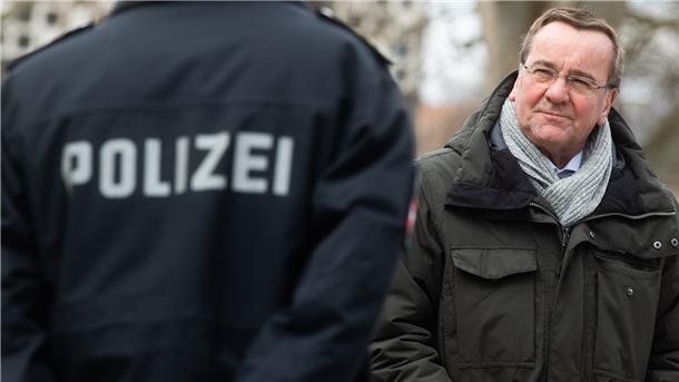 Niedersachsens Innenminister Boris Pistorius (rechts, SPD) ist auch für die Polizei im Lande verantwortlich. Ihm stellen die Bürger insgesamt ein gutes Zeugnis aus, der Polizei und der Justiz eher weniger.