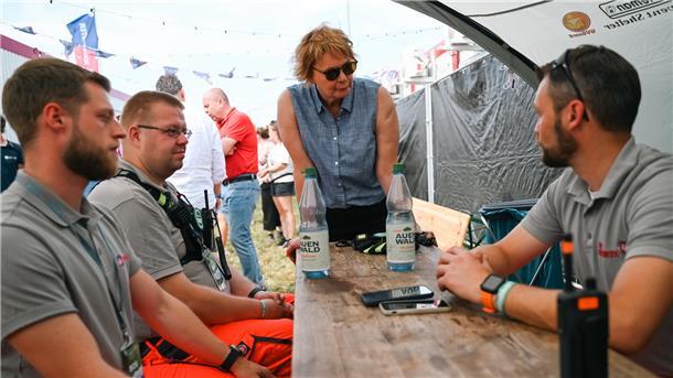 Niedersachsens Innenministerin Daniela Behrens (SPD) besuchte das Personal der Johanniter, das auf dem Deichbrand in Wanhöden im Einsatz war. 