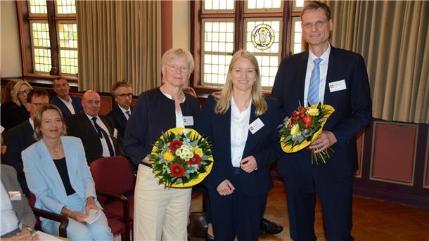 Ministerin verabschiedet Stelling in Ruhestand - Sporré wird Nachfolger  Niedersachsens Justizministerin Kathrin Wahlmann (Mitte) mit Ingrid Stelling und ihrem Nachfolger Oliver Sporré im Königsmarcksaal des historischen Stader Rathauses. Links (sitzend) die Präsidentin des Oberlandesgerichts Celle, Stefanie Otte.