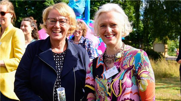 Gibt es den Parkbesuch demnächst auf Rezept? Niedersachsens Landwirtschaftsministerin Barbara Otte-Kinast (links) und Landpark-Betreiberin Katharine von Schiller freuen sich über den gelungenen Abschluss und Neustart.