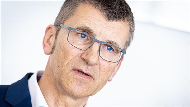 LKA-Chef bringt Gesichtserkennungs-Software ins Gespräch Niedersachsens LKA-Chef Friedo de Vries wünscht sich eine politische Diskussion darüber, was die Polizei an Instrumenten im Rahmen der digitalen Entwicklung einsetzen darf.