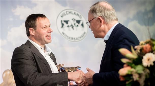 Bester Milchbetrieb kommt aus dem Landkreis Osnabrück Niedersachsens Ministerpräsident Stephan Weil (r) übergibt die „Goldene Olga“ an Ulrich Westrup.