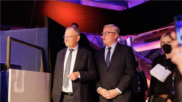 Umfrage: SPD in Niedersachsen weiter vor CDU Niedersachsens Ministerpräsident Stephan Weil (SPD, l) und Niedersachsens Wirtschaftsminister Bernd Althusmann (CDU) stehen vor Beginn des TV-Duell zur Landtagswahl in Niedersachsen im NDR Studio in der Halle 39 in Hildesheim.