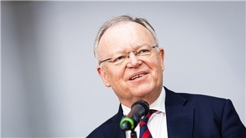 Niedersachsens Ministerpräsident Stephan Weil (SPD) wird am Montag mit einer Serenade aus dem Amt verabschiedet. (Archivbild) 
