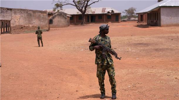 Gouverneur: Entführte Schulkinder in Nigeria befreit Nigerianische Soldaten patrouillieren an der LEA Primary and Secondary School Kuriga, wo die Schüler entführt wurden.