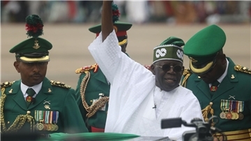 Nigerias neuer Präsident Bola Ahmed Tinubu winkt am 29.05.2023 seinen Anhängern zu, nachdem in Abuja vereidigt wurde.