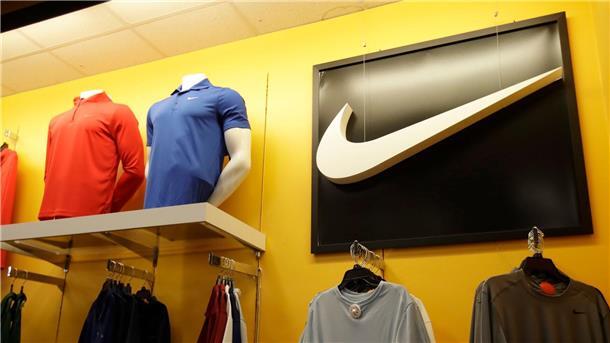 Nike ist mit seinen vollen Lagern nicht alleine. Derzeit ächzen viele Händler unter zu viel Ware.