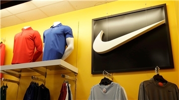 Nike ist mit seinen vollen Lagern nicht alleine. Derzeit ächzen viele Händler unter zu viel Ware.