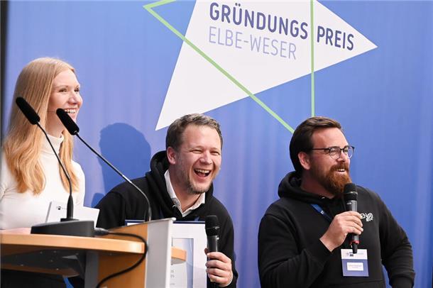 Niklas Haller und Michael Frankenbach sichern sich mit ihrem „Oken"-Schnaps den Sonderpreis für Kreativität.