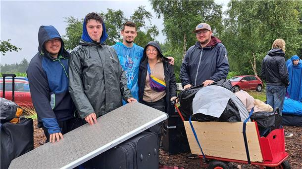 Deichbrand-Festival versinkt im Schlamm: „Gummistiefel anziehen, weitertanzen“ Niklas Satzinger (v.l.), Bjarne Friedrichs, Michel Hernnkind, Lilly Labahn und Kim Schmidt sind wegen des Regens einen Tag eher abgereist.