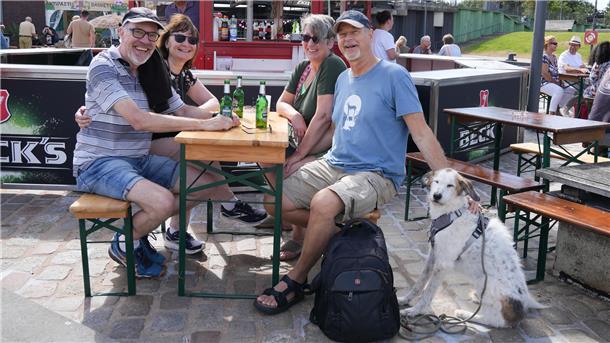 Ein Hoch auf euch! Das sind die Besucher der Maritimen Tage in Bremerhaven (Fotos) Niko und Nicole (von links) kommen aus dem Ruhrgebiet zu den Maritimen Tagen, um hier ihre Freunde Birgit und Rainer aus Hamburg zu treffen. Für Nicole und Rainer, die aus Bremerhaven und Nordholz kommen, ist der Ausflug in die Seestadt ein Besuch der alten Heimat. Hund Lando ist eigentlich wärmere Temperaturen gewohnt. Er kommt aus Sardinien.