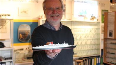 Nikolaus Pross zeigt hier ein Modell der „Queen Elizabeth 2“ im Maßstab 1:1250.