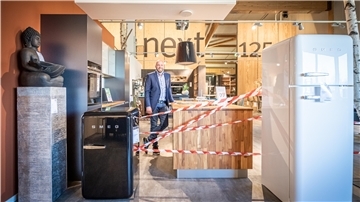 Nils Kuiper, Geschäftsführer des Möbelhauses "Kemner Home Company" in Bad Bederkesa, hat die Verkaufsfläche seines Geschäftes auf 800 Quadratmeter beschränkt, um am Montag wieder öffnen zu können.
