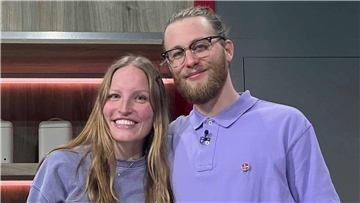 Ein Mann und eine Frau stehen am Herd