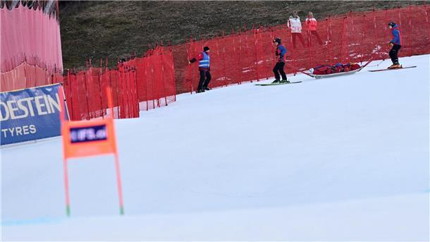 Italienischer Doppelerfolg in Garmisch - Vonn ausgeschieden Nin Ortlieb wird mit dem Rettungsschlitten ins Tal gebracht.