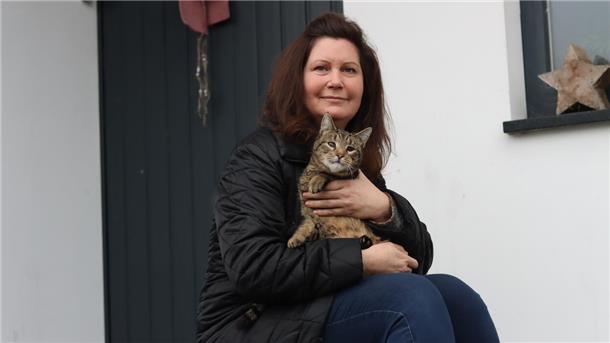 Nina Blome mit Kater Gerri. Die Tarmstedterin kümmert sich um Streuner und fordert eine Kastrationspflicht für Katzen, um das Elend der Vierbeiner zu beenden.